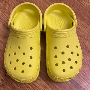Crocs classic yellow unisex women size 8 men’s size 6